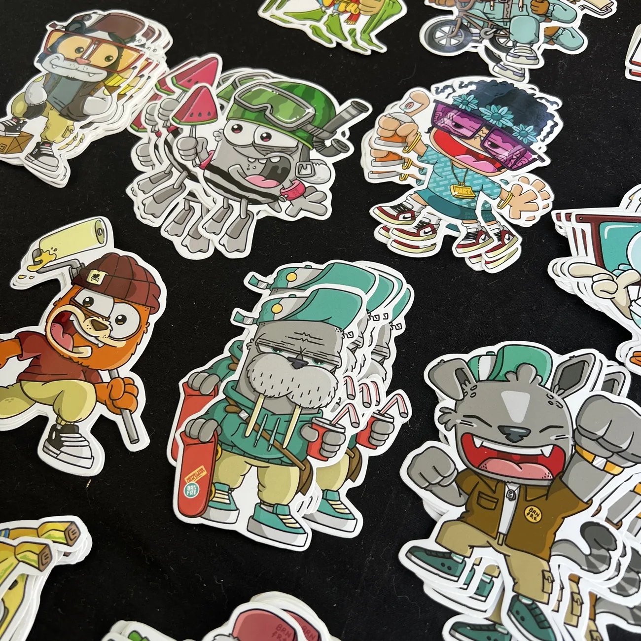 Die-cut klistermärken från Brainfart x StickerApp med tecknade figurer i streetwear, bland annat en valross med skateboard och en flinande katt