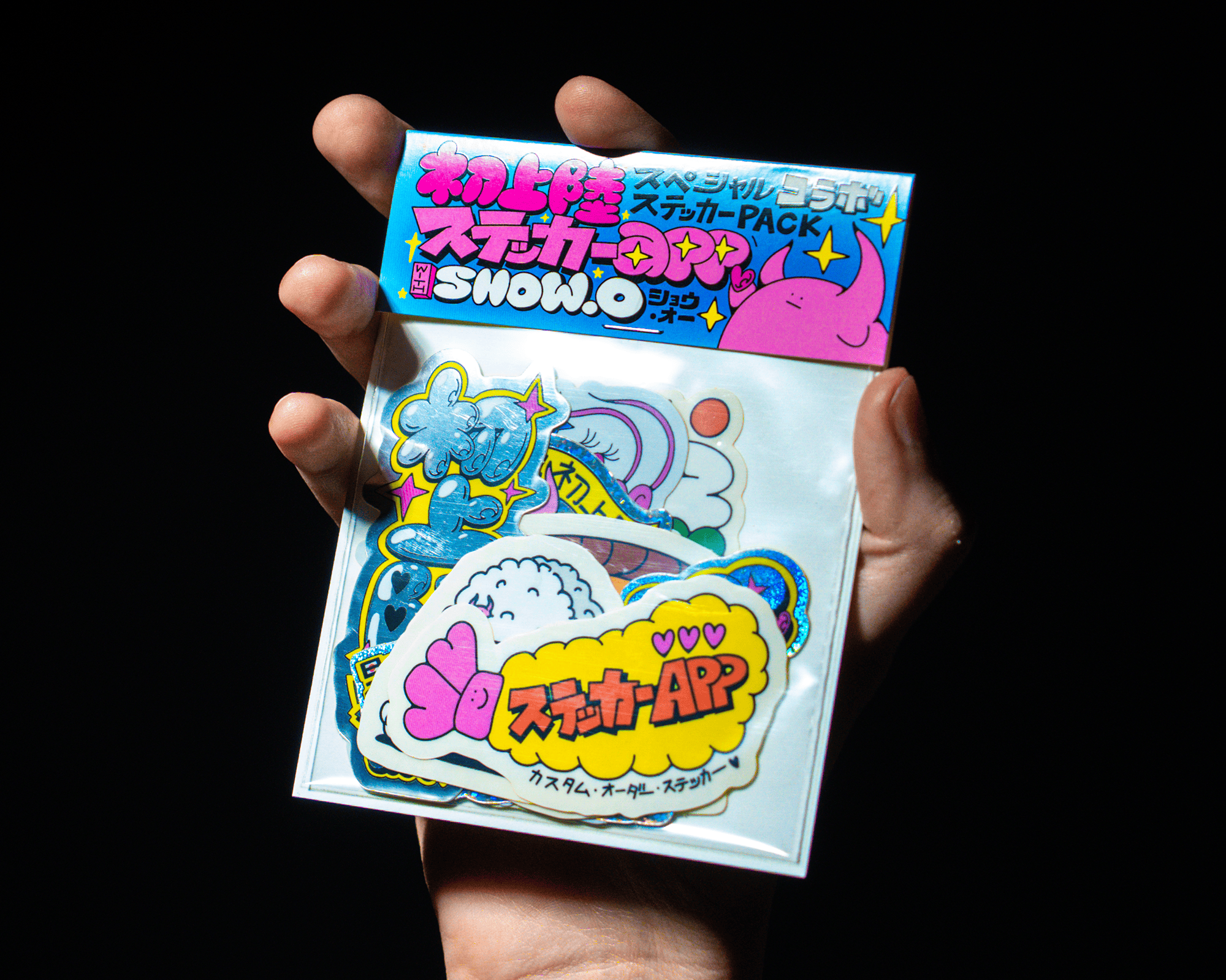 En hand som håller ett sticker pack